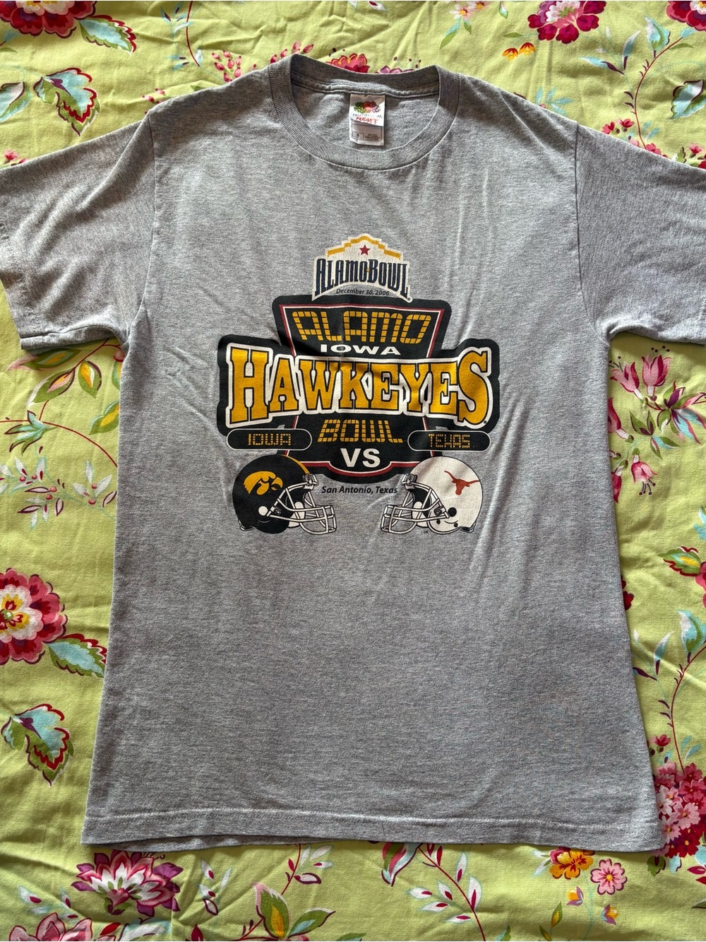 2006 Alamo Bowl 12/30/06 Iowa Hawkeyes Texas Longhorns gray tee Small 27x18 GUC